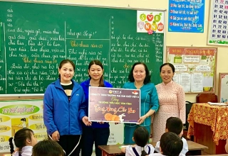 Trao Tặng Bánh Trung Thu Cho Các Em Học Sinh Tân Tỉnh