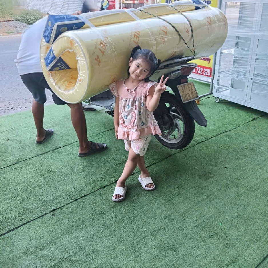 Cô Hà Linh tại Đà Nẵng chụp cùng nệm Nệm Việt Á sau khi nhận hàng