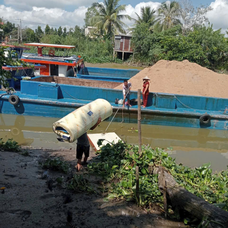 Chị Hằng tại Cà Mau trải nghiệm nệm Nệm Việt Á trong phòng ngủ