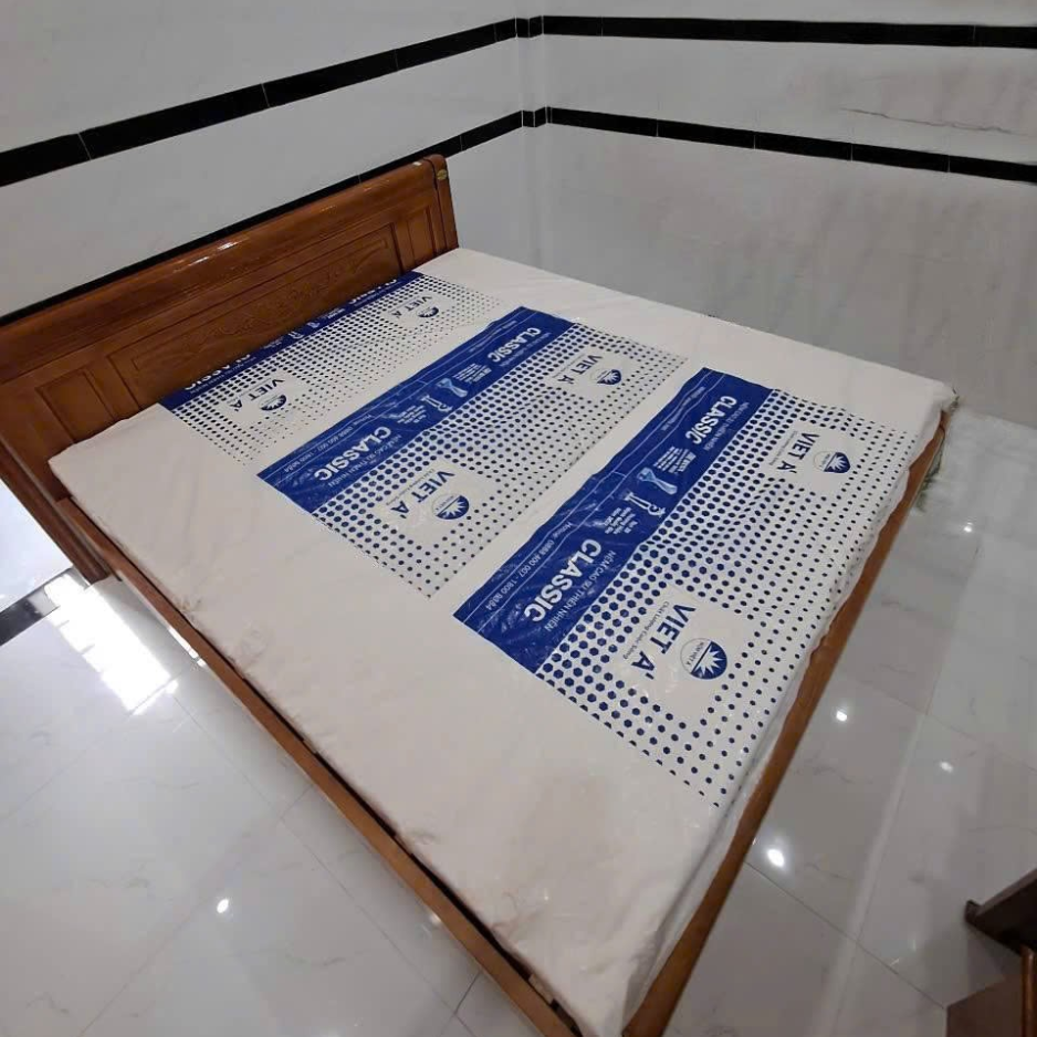 Anh Lực tại Sóc Trăng kiểm tra nệm cuộn Nệm Việt Á tại nhà